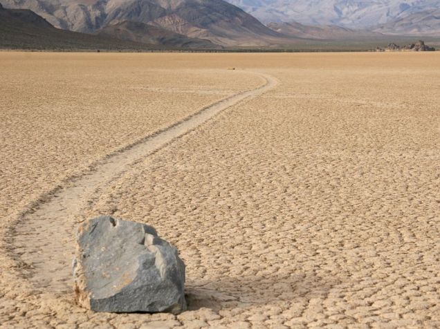gty_death_valley_sailing_stones_02_mt_140828_4x3_992